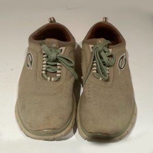 Earth Vegan Negative Heel Shoes Pale Green, for knee comfort.  Sz 7B.